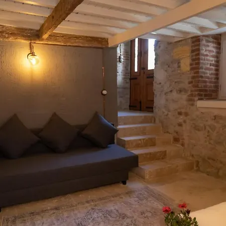 Villa Moshonisia *